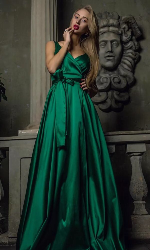 девушка в железном платье. изумрудно зеленое платье с серебристым. Lipinskaya brand платье зеленое. белые изумрудные платья. шикарное зеленое платье.