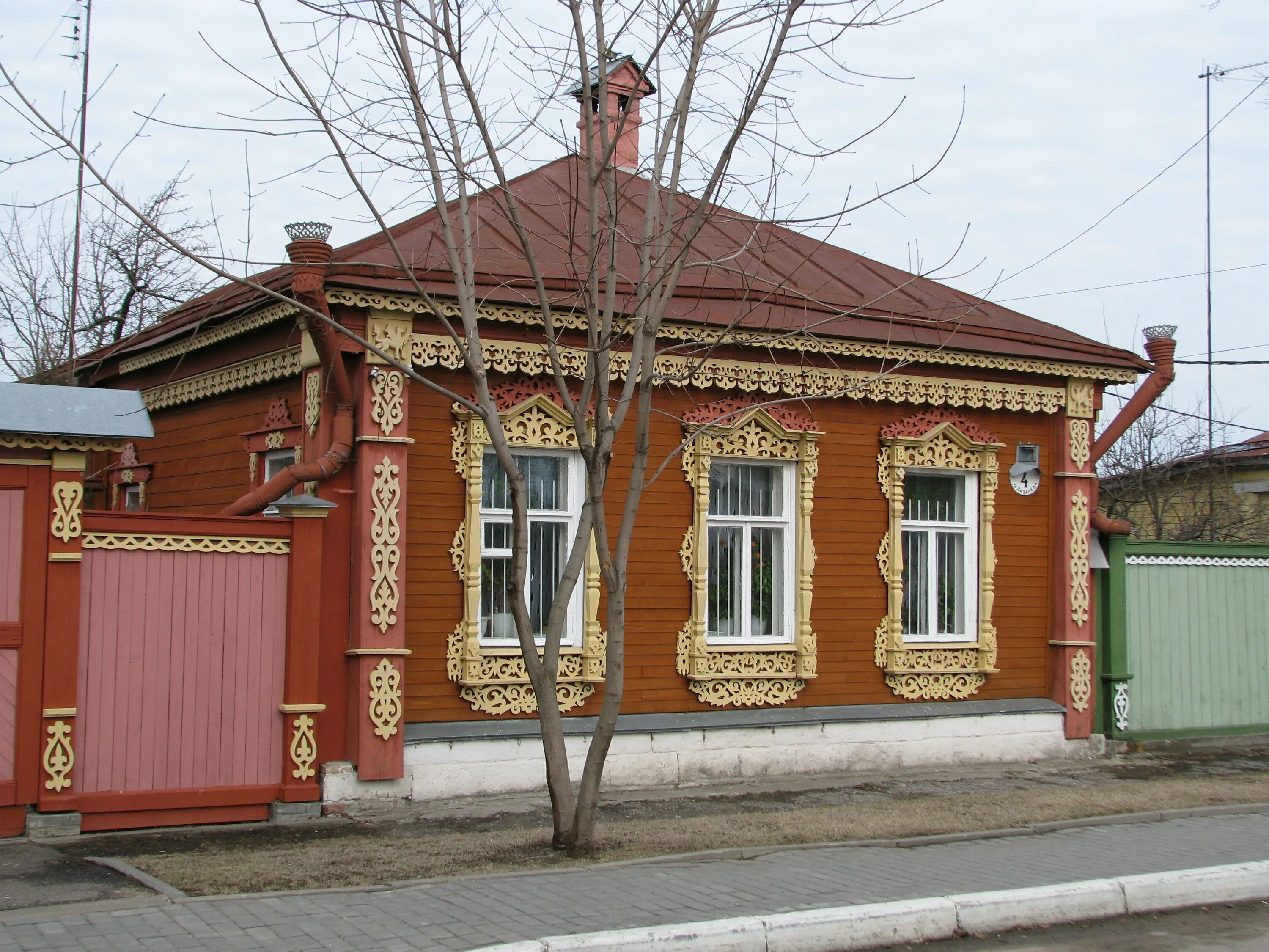 Купить дом московской коломной. Усадьба Лажечникова Коломна. Коломна исторические здания. Деревянный дом Коломна. Коломна старые дома.