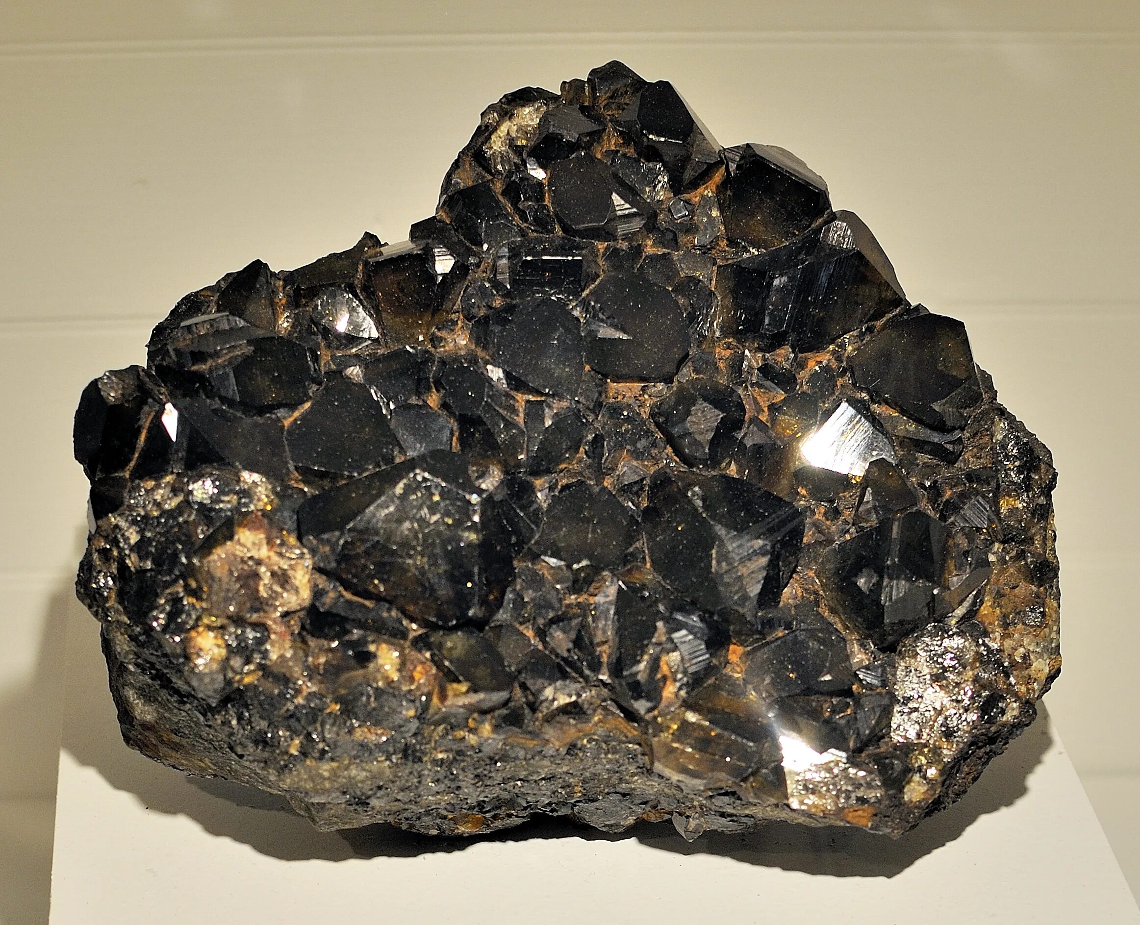 Оловянная руда касситерит. Касситерит оловянный камень. Минерал олова касситерит. Касситерит камень минерал.