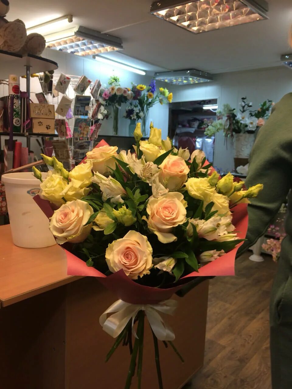 Магазин цветов тверь. Камелия тверь. Камелия тверь. Цветочный магазин камелия. Свадебный букет из камелий.