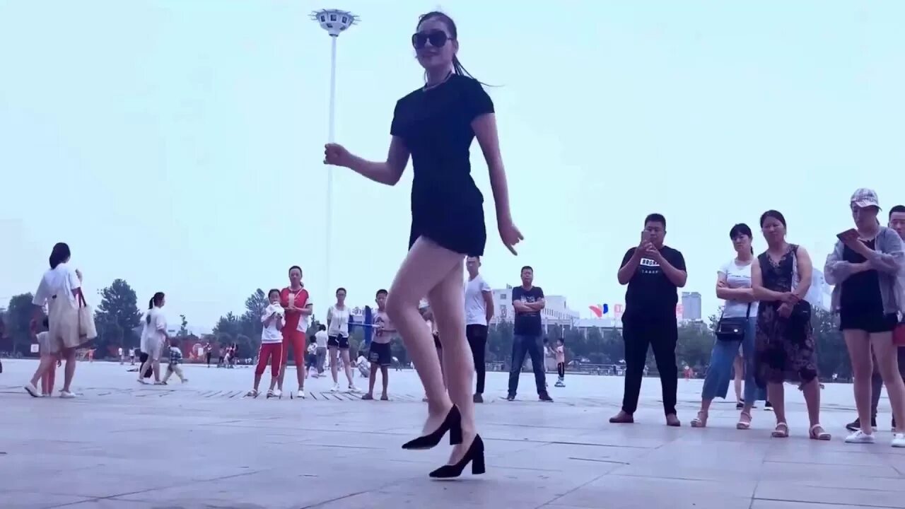 Танец где танцуют ногами. Китайская танцовщица Цинцин. Цинцин танцовщица шафл. Ван Сяо Цин танцовщица. Цин Цин танцует шафл.