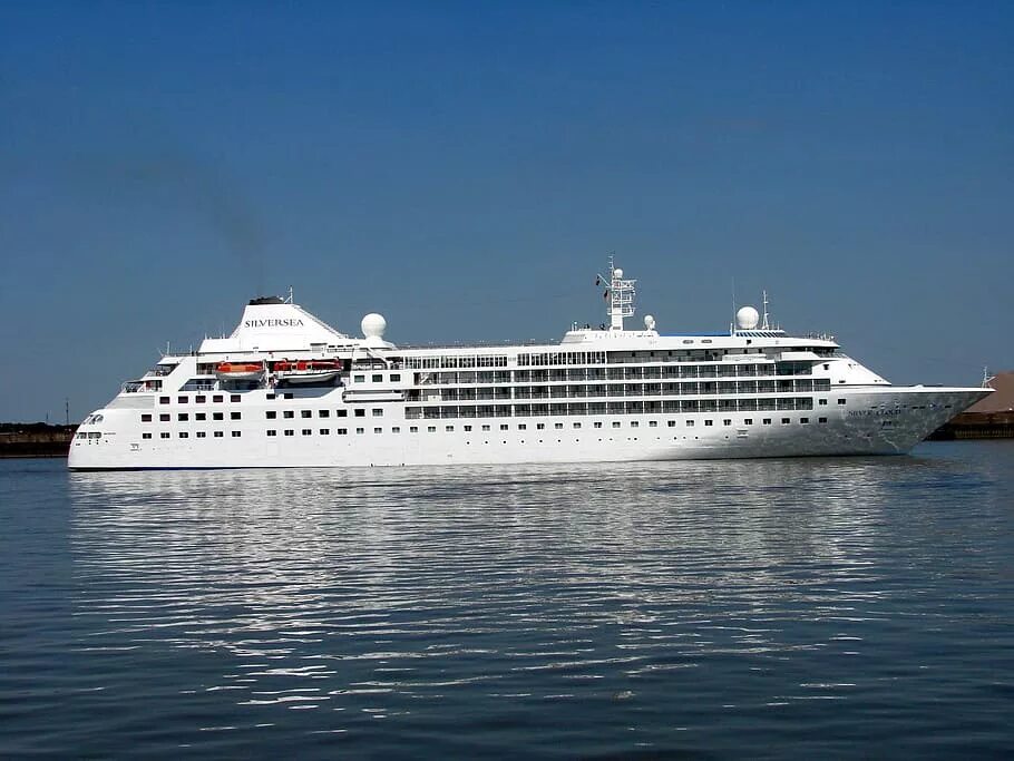 Белый лайнер. Silversea корабль. кённигсдам круизный корабль. эльба лайнер. круизный корабль каржановский.