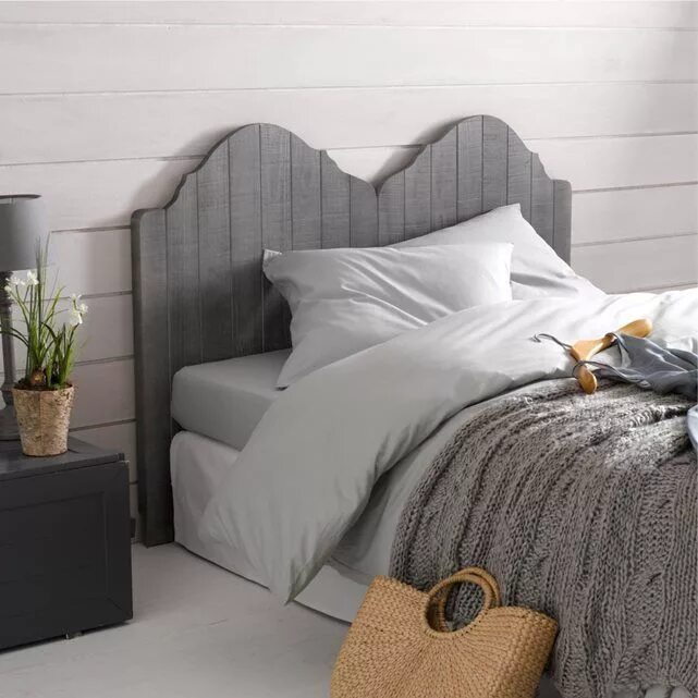 Изголовье кровати. Изголовье для икеевской кровати. Кровать с мягким изголовьем голубого цвета в интерьере. Фотосессия на кровати. Кровать с широким изголовьем.