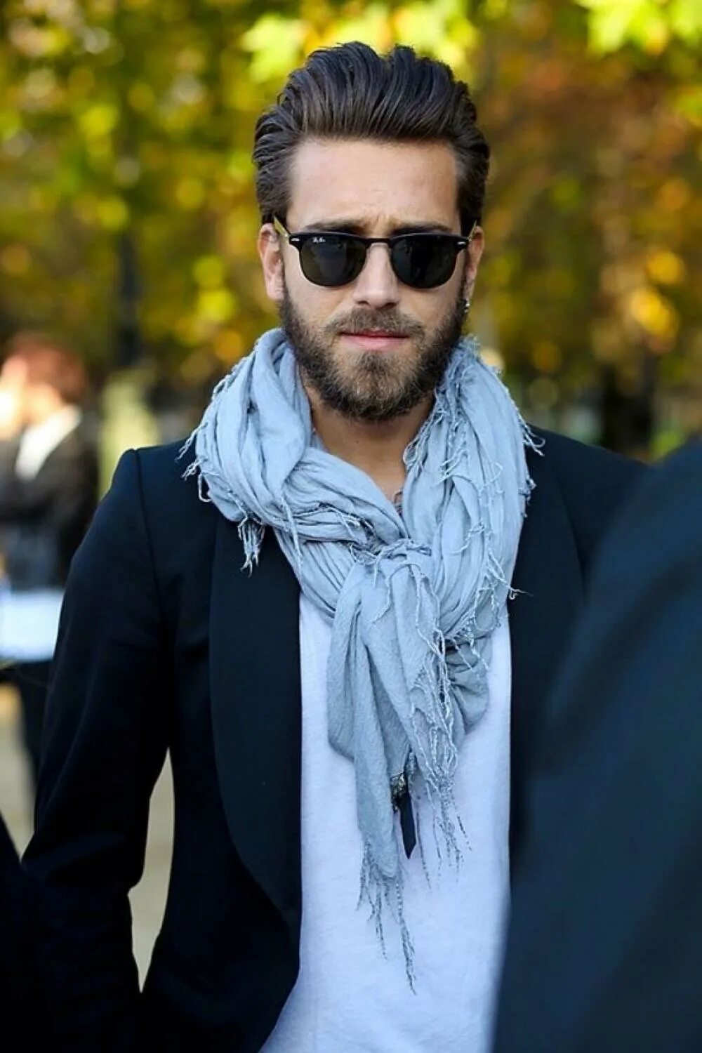 Летний шарф мужской. Стильный мужской шарф. Стильный шарф для мужчины. Стильный образ для мужчины. Красивый стильный мужчина.