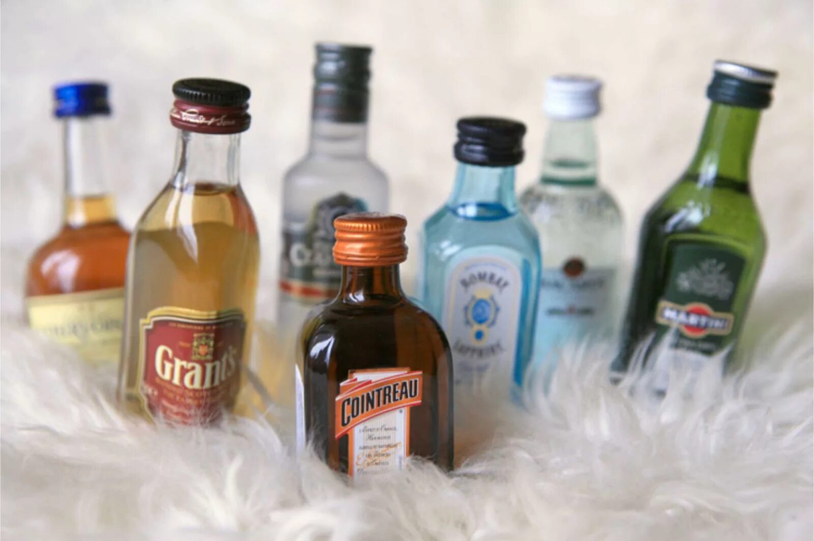 алкоголь арт. красивый алкоголь. спиртные напитки. соежнеалкргольнве напитки это. состав алкоголя.