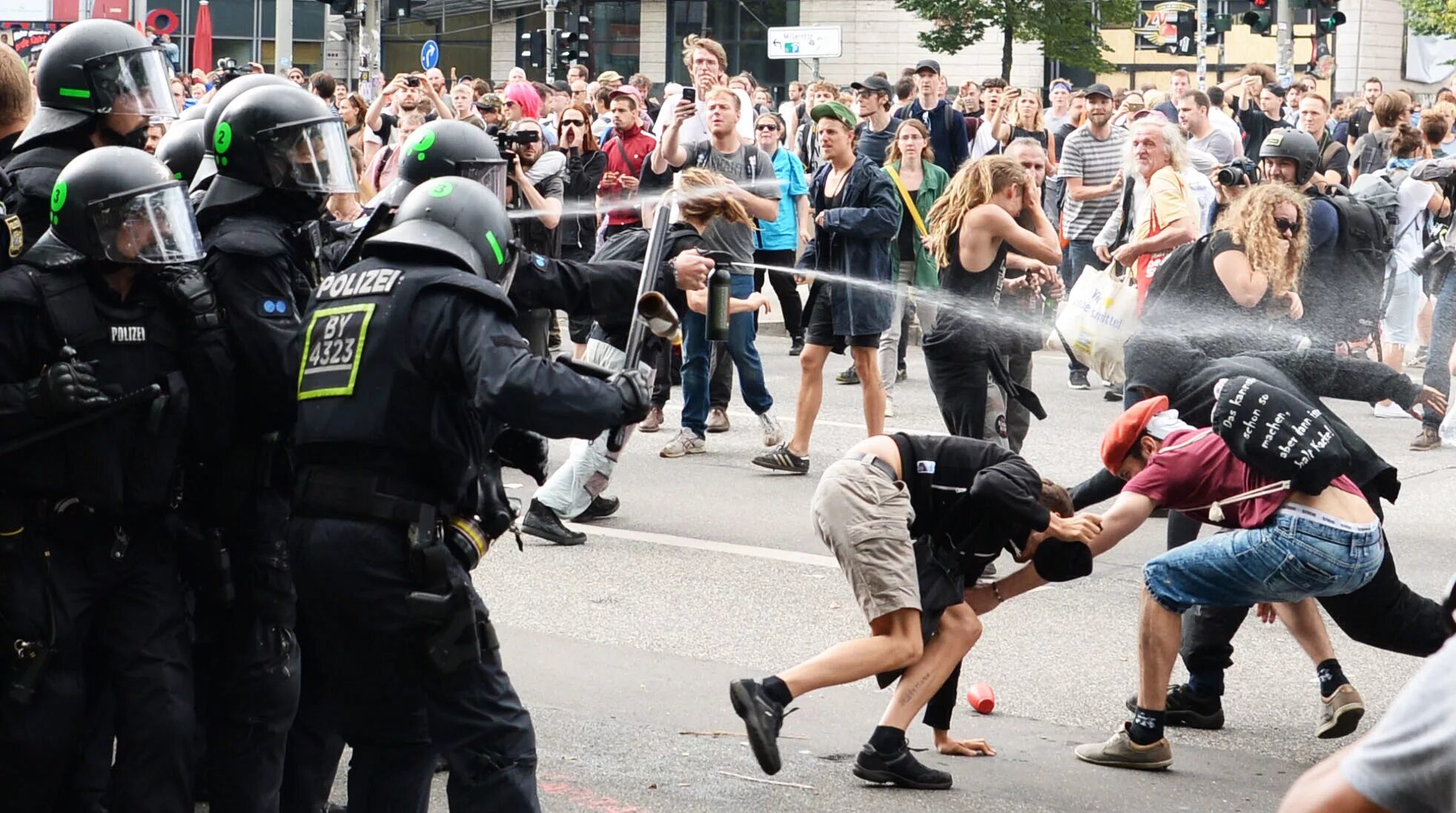 Общественные волнения. Беспорядки в общественном месте. Массовые беспорядки полиция. Беспорядки в общественном месте. Общественные беспорядки картинки.