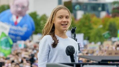 Greta Thunberg demonstriert mit tausenden Mitstreitern in Berlin.