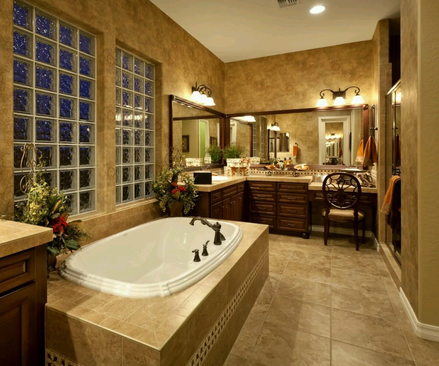 Ванная комната. Красивая ванная. Интерьер ванной в доме. Красивая ванная комната в доме. Дизайнерская ванная.