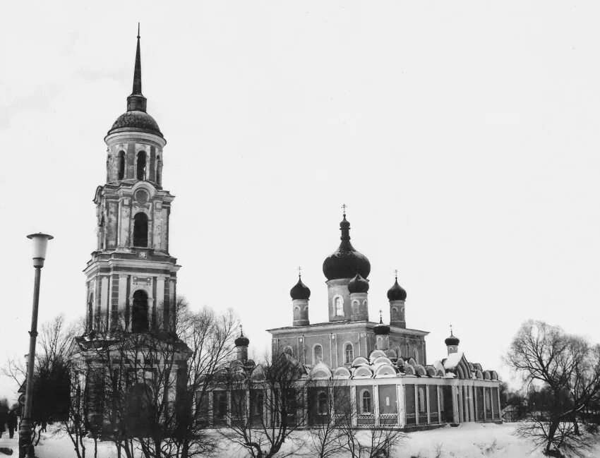 Старая русса центральная площадь. Старая русса новгородская область. Старая русса город. Городское поселение старая русса. Соборная площадь старая русса.