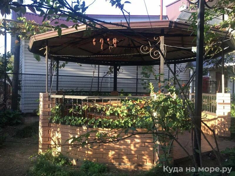 Город ош тц сере. Серебряный дом большая семёновская ул. Серебряный двор москва. Серебряный двор абхазия гагра. Цветы во дворе в абхазии.