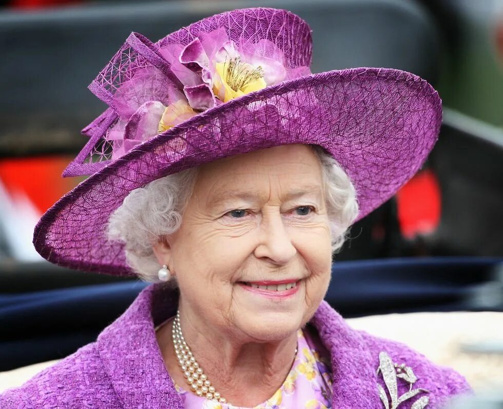 Шляпки королевы. Шляпы королевы елизаветы 2. Шляпки роял аскот. Шляпки елизаветы 2. Шляпы королевы елизаветы 2.