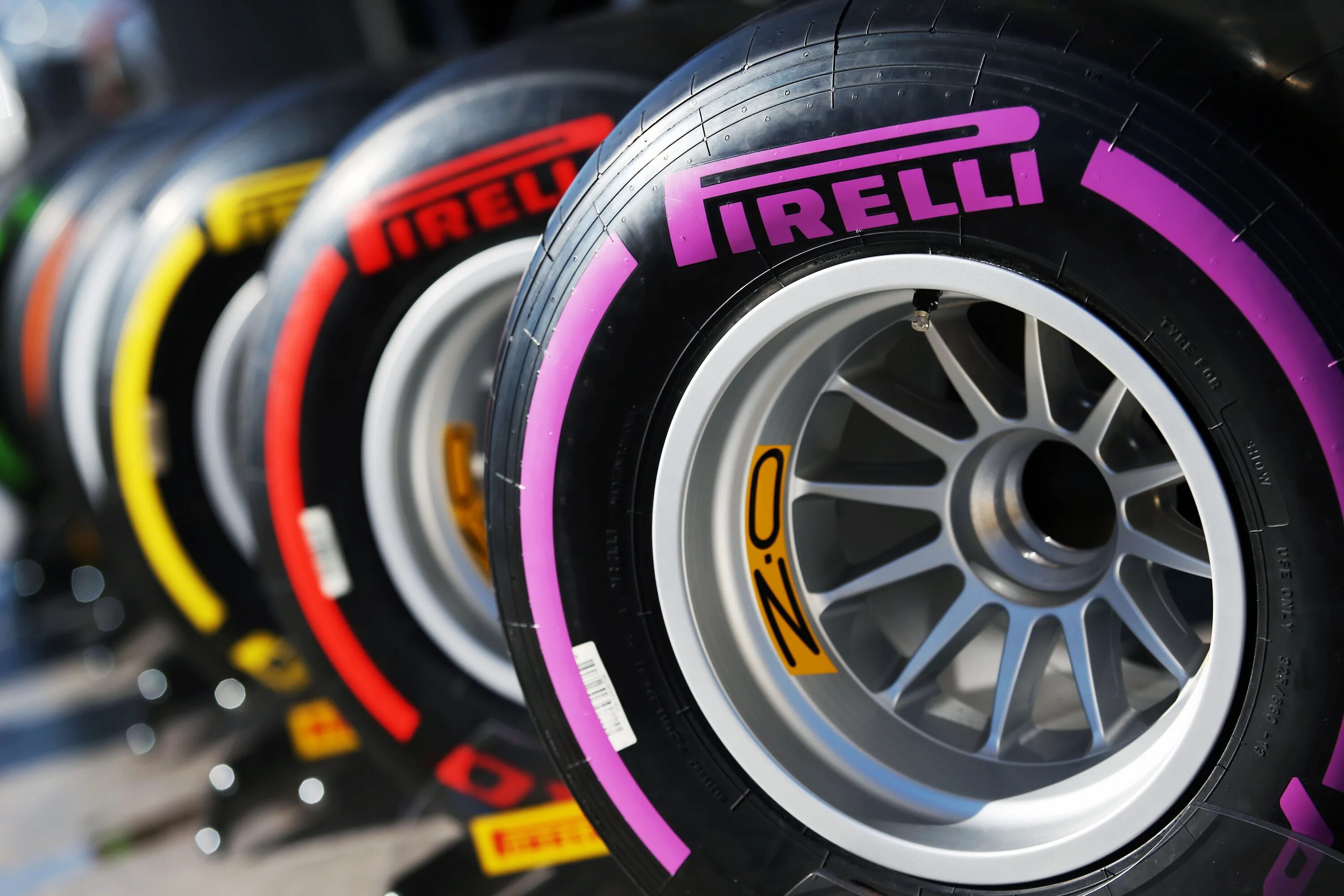 Колеса пирелли купить. Pirelli f1 2023. Pirelli Ultra Soft. Цветные колеса Пирелли. Шины Пирелли формула 1.