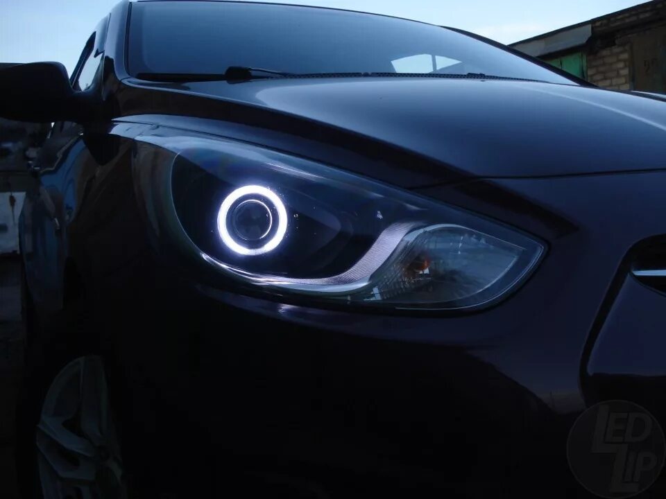 Линзованные фары хендай солярис. Hyundai Solaris 2 с ангельскими глазками. Led ангельские глазки Hyundai Solaris 2. Ангельские глазки Hyundai Solaris 2012. Ангельские глазки на Hyundai Solaris 2022.