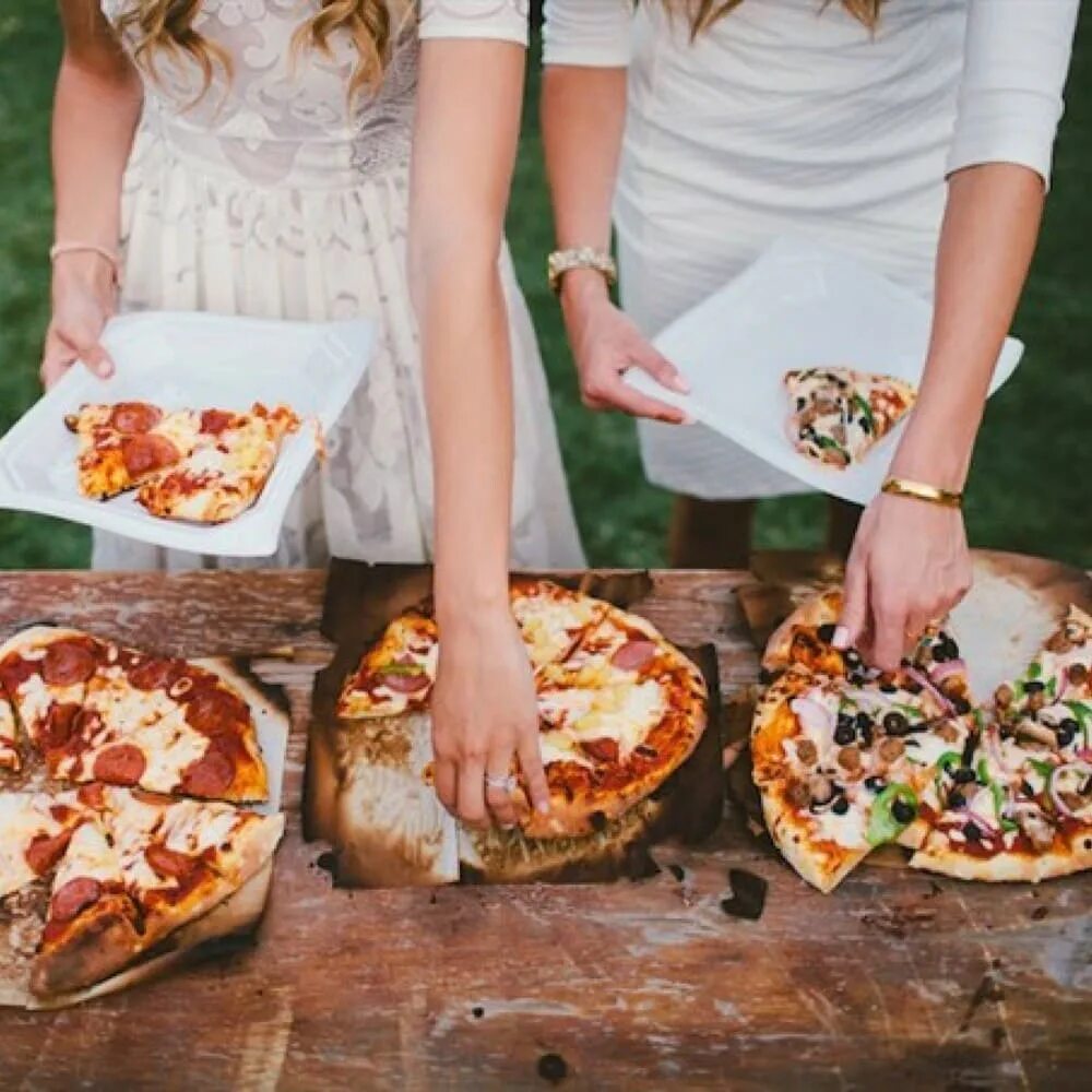 Игрушки отличная пицца. Игра хорошая пицца отличная. Пицца на столе. Хорошая пицца свадьба. Свадьба пицца самолёт.