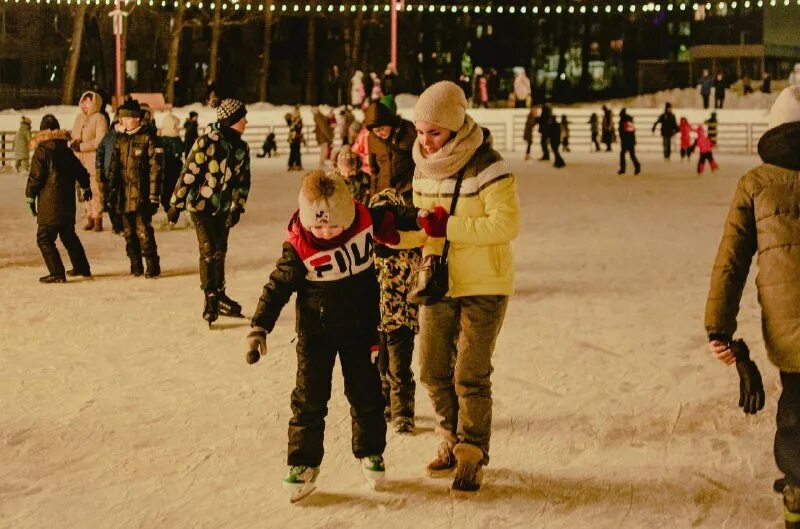 зима каток. люди на красной площади в новый год. каток. каток зимой. каток.
