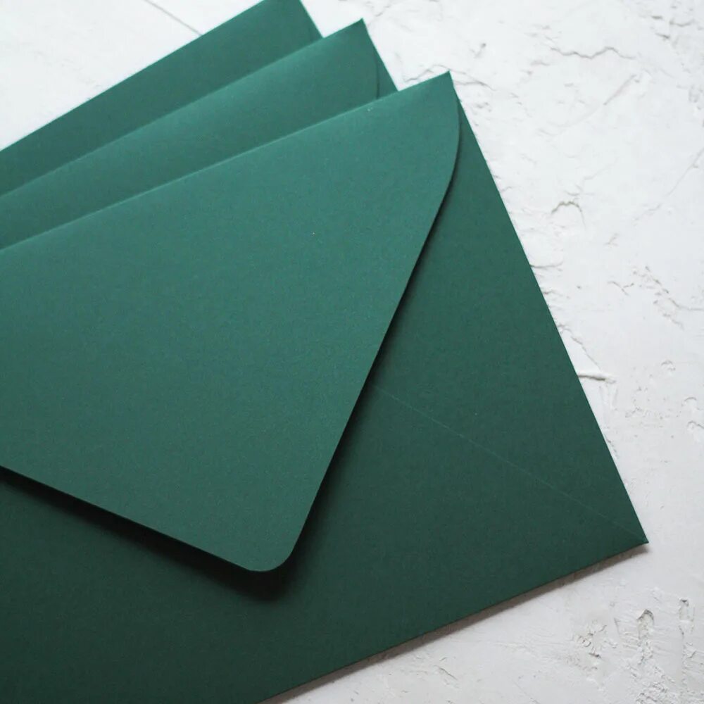 Зеленая дизайнерская бумага. Конверты из дизайнерской бумаги. Дизайнерская бумага зеленого цвета. Дизайнерская бумага темно зеленая.