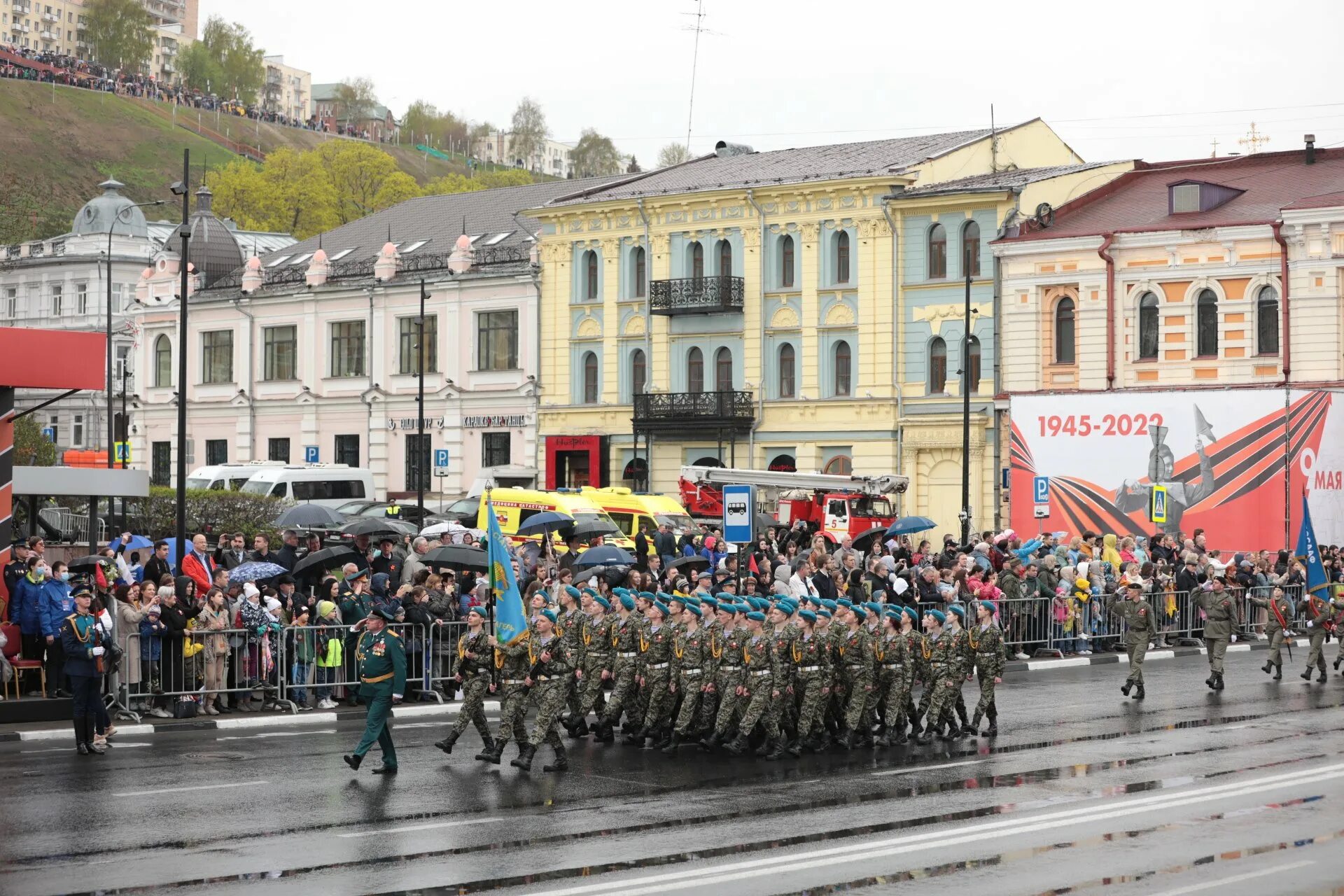 9 мая в нижнем новгороде. Парад Победы 2023 в Нижнем Новгороде. Парад Победы Новгород. Парад Победы 2013 год Нижний Новгород. МЧС на параде Победы в Нижнем Новгороде.