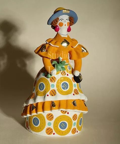 дымковская игрушка барышня из глины. дымковская игрушка "барыня". глиняная игрушка барыня дымковская. дымковская барыня. барышня из глины.