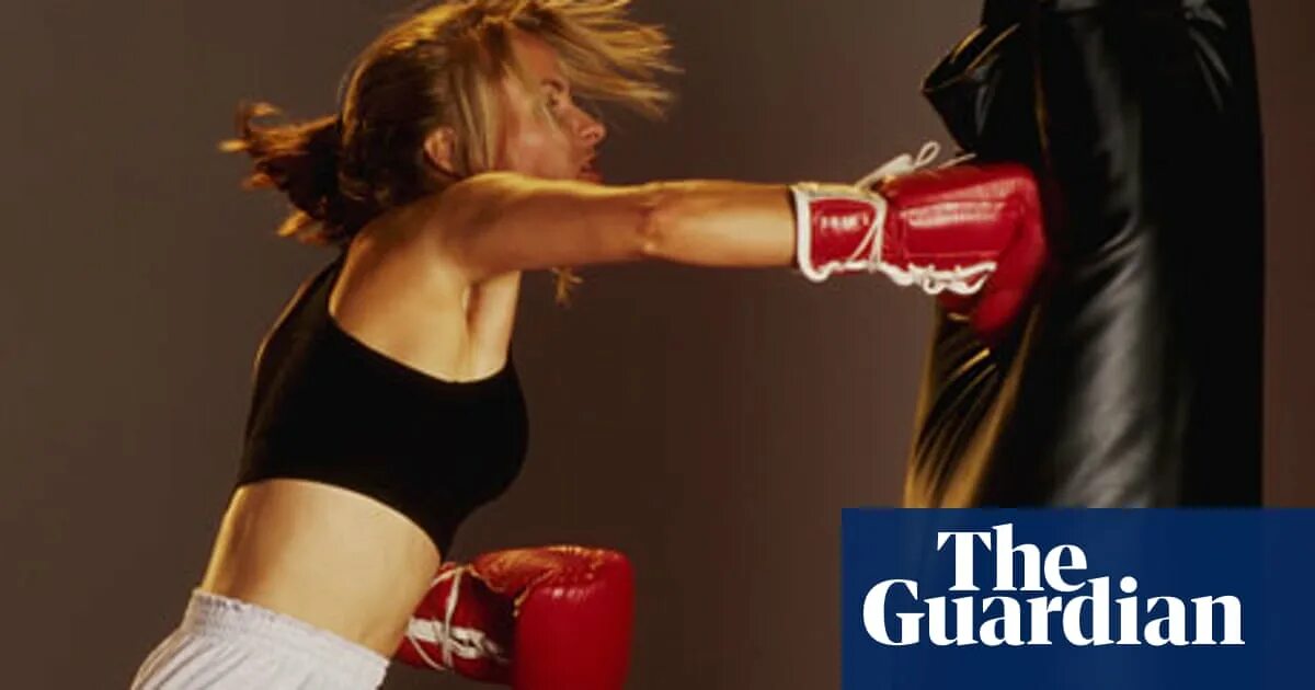 Women punching. Девушка боксер. Парни против девушек. Девушка с боксерской грушей. Women punching.