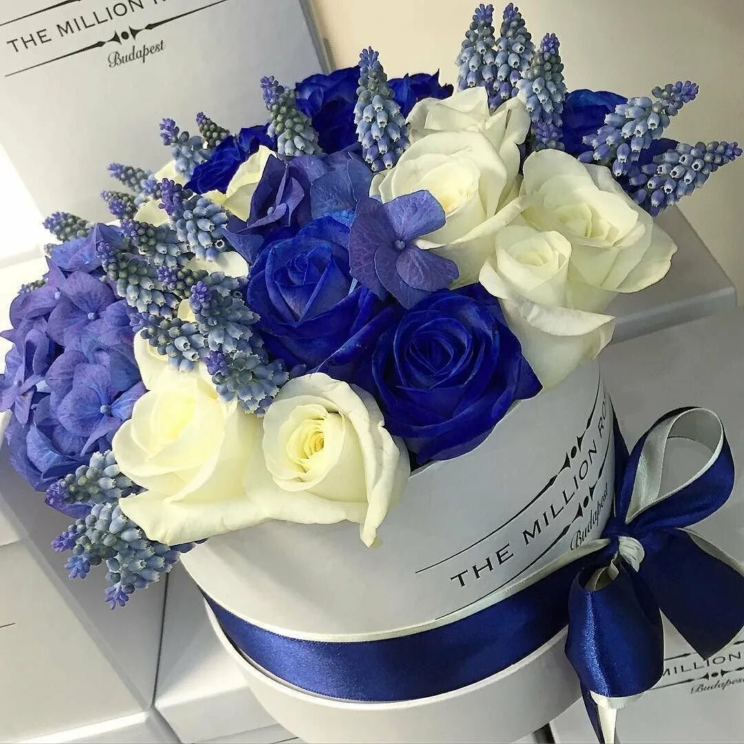 Букет в синем цвете. Красивый букет в коробке. Стильные букеты на день рождения. Шикарный букет синих цветов. Букет в голубых тонах.