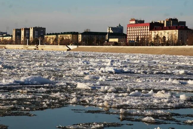 Лед сегодня на каком канале. Ледоход в Барнауле 2023. Ледоход на Иртыше. Ледоход на Иртыше 2023 в Омске. Ледоход Юрга 2023.