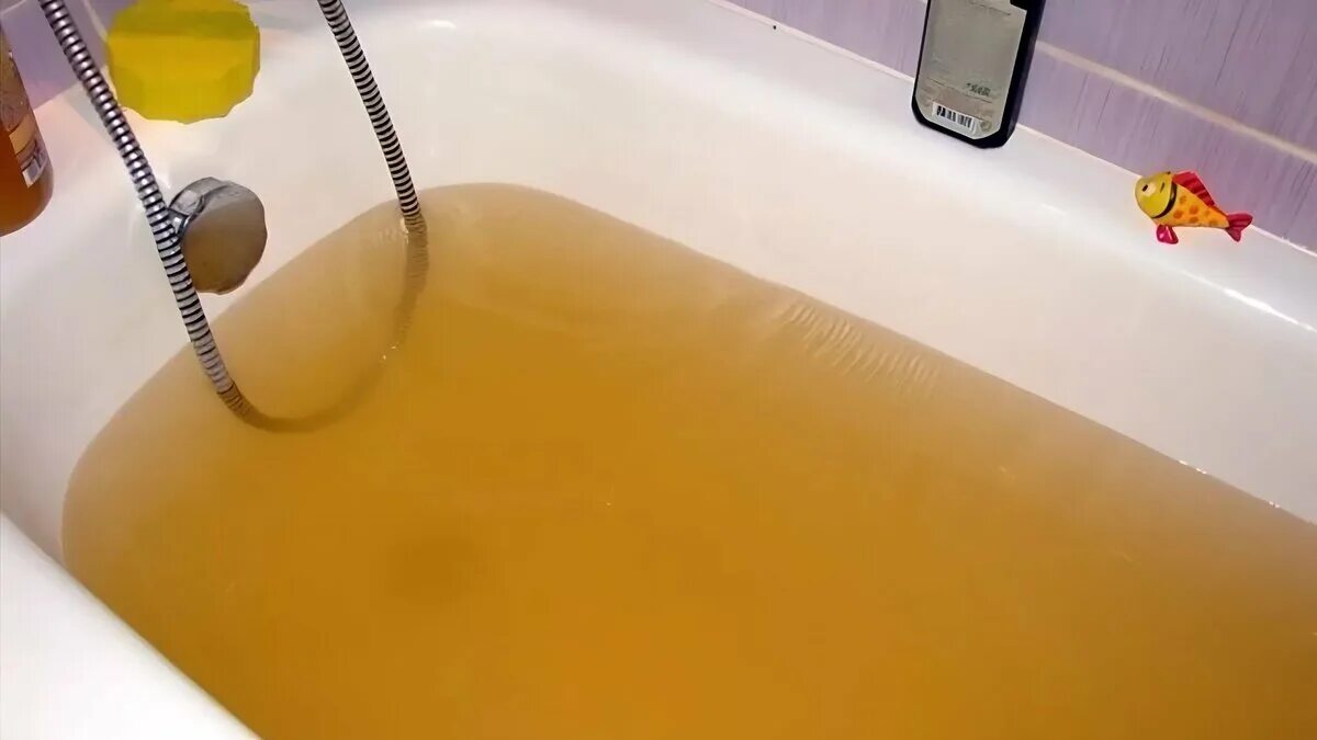 Образует желтую воду. Желтые воды. Грязная вода в ванной. Желтая вода из крана. Грязная вода из крана.