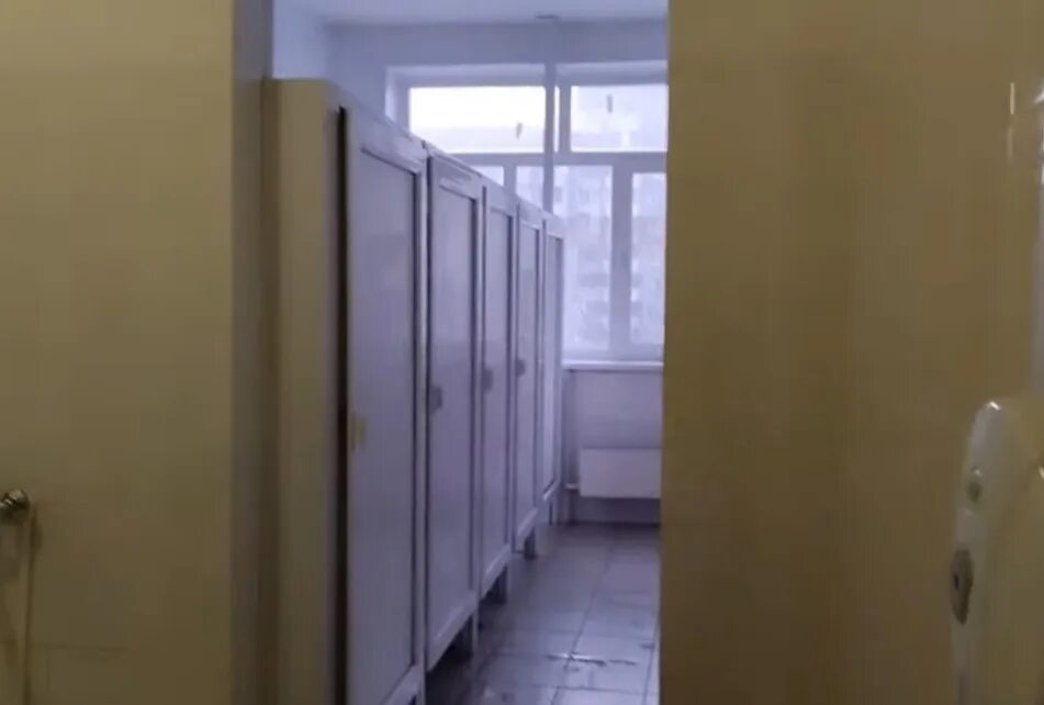 Туалет в лицее. Женский туалет в школе. Видео туалеты колледжа. Туалет в общежитии. Туалет в общаге.