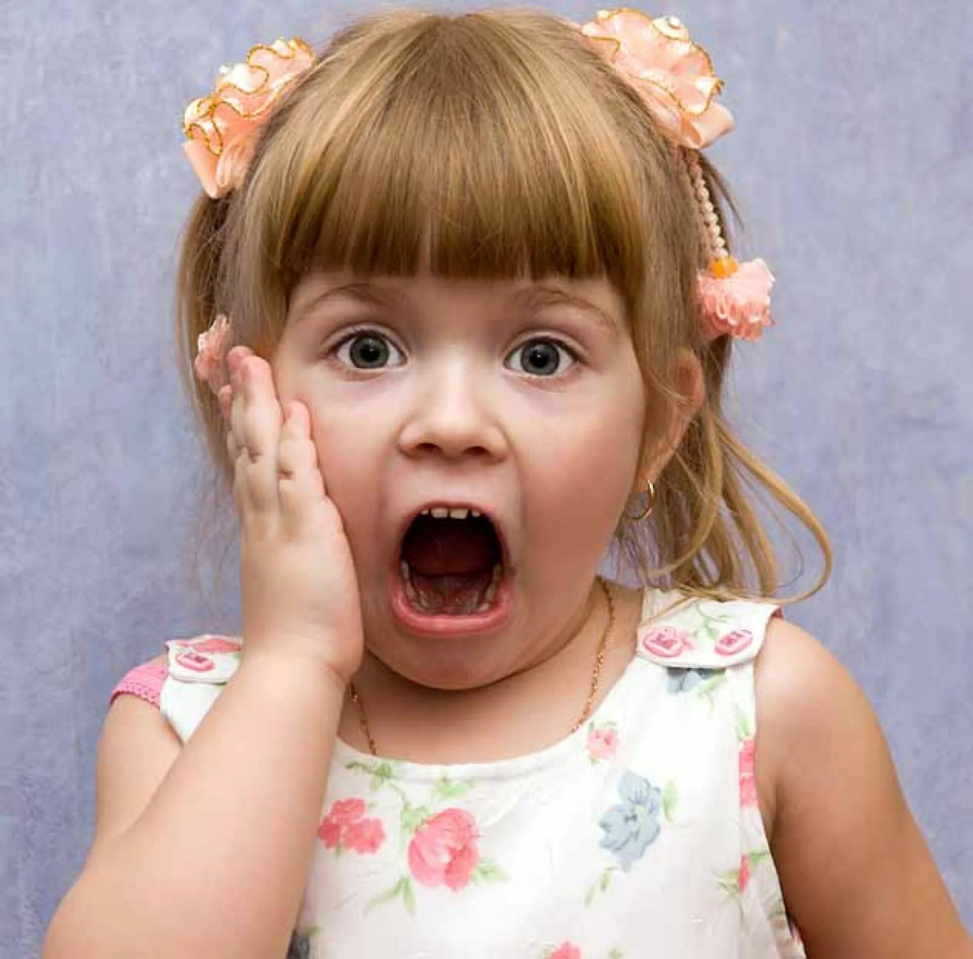 Эмоции для детей. Довольный малыш. Эмоции для детей. Дети радость удивление. Удивленный ребенок.