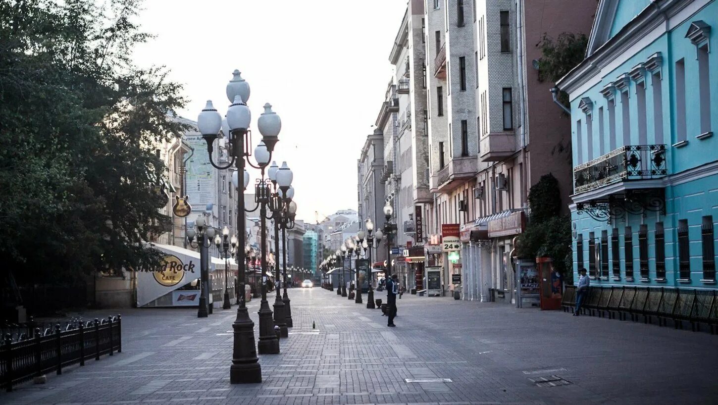 Улица старый Арбат в Москве. Старый Арбат пешеходная улица. Улица старый Арбат Моска. Старый Арбат достопримечательности.