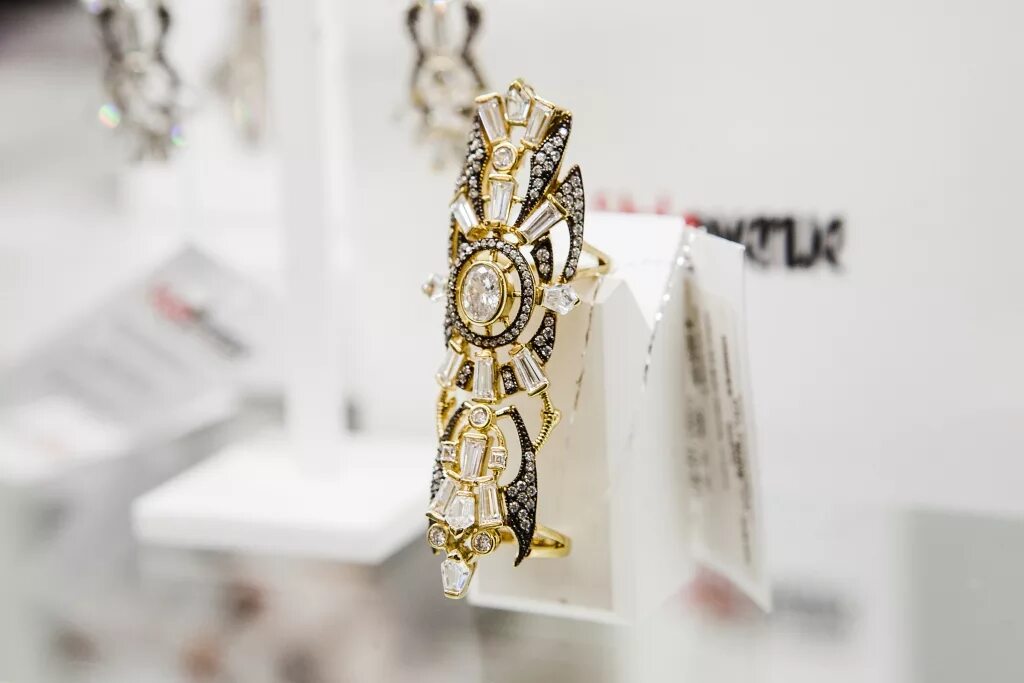 Ювелирные изделия стайл авеню. Стиль авеню ювелирные украшения. Авеню стайл украшения. Чешское серебро украшения стайл авеню. Серьги style avenue orient express.