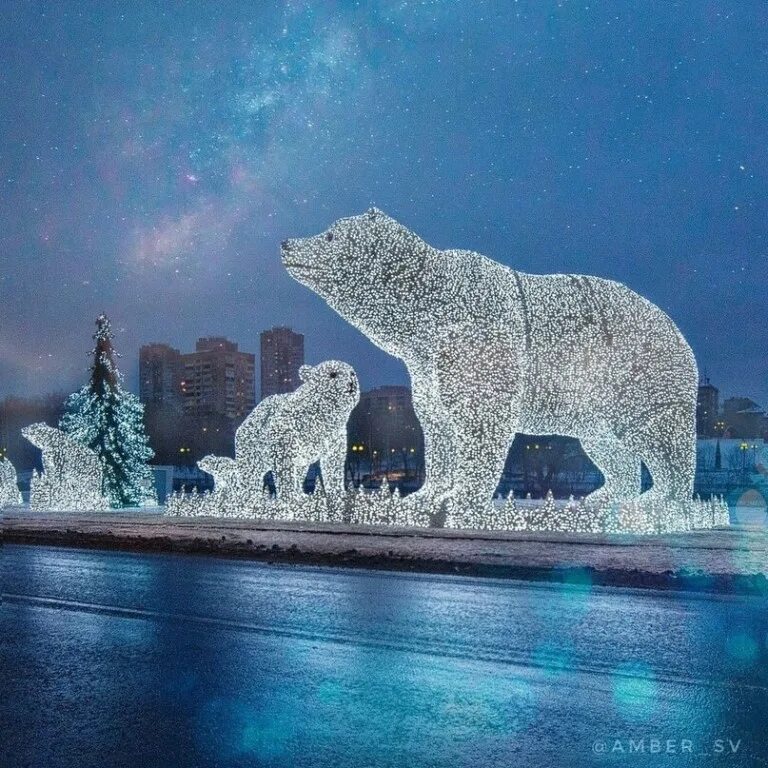 парк ростокинский акведук медведи. медведи умка ростокинский акведук. парк ростокинский акведук полярные новогодние медведи. парк вднх москва 2022. парк ростокинский акведук медведи.