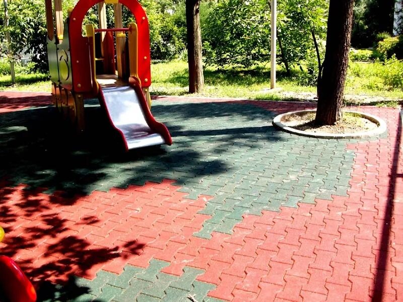 Резиновый тротуар. Резиновая тротуарная плитка. тротуарная плитка из резины. резиновая плитка для детских площадок. резиновая плитка для тротуаров.