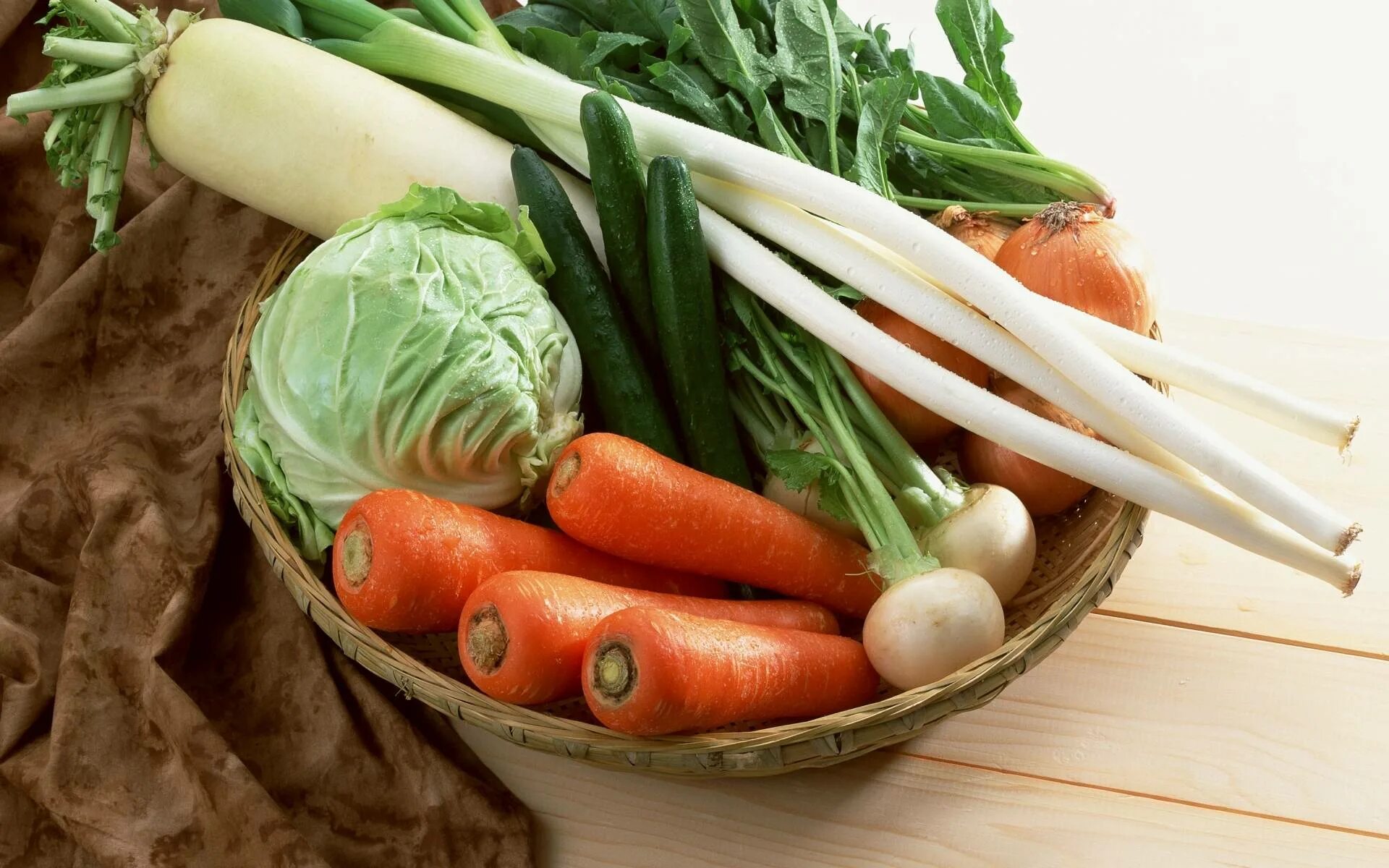 Carrot vegetable. Овощи. Свежие овощи. Капуста и морковь. Овощи и зелень.