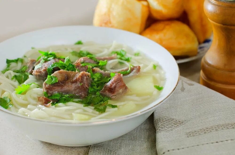 Домашняя лапша с мясом. Суп кеспе. Кеспе казахский. Казахский суп кеспе. Лапша Восточная кеспе.