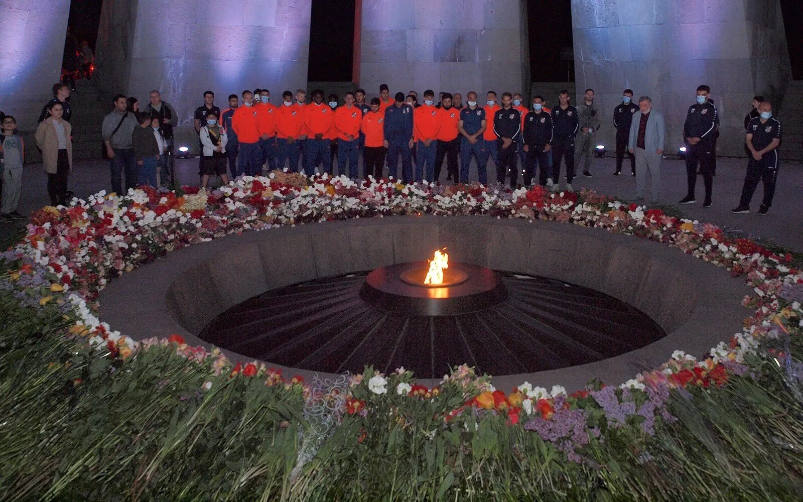 День памяти жертв геноцида советского народа. Цицернакаберд 24 апреля 2022. Память о геноциде армян 24 апреля. День памяти геноцида армян 1915. Цицернакаберд Незабудка.