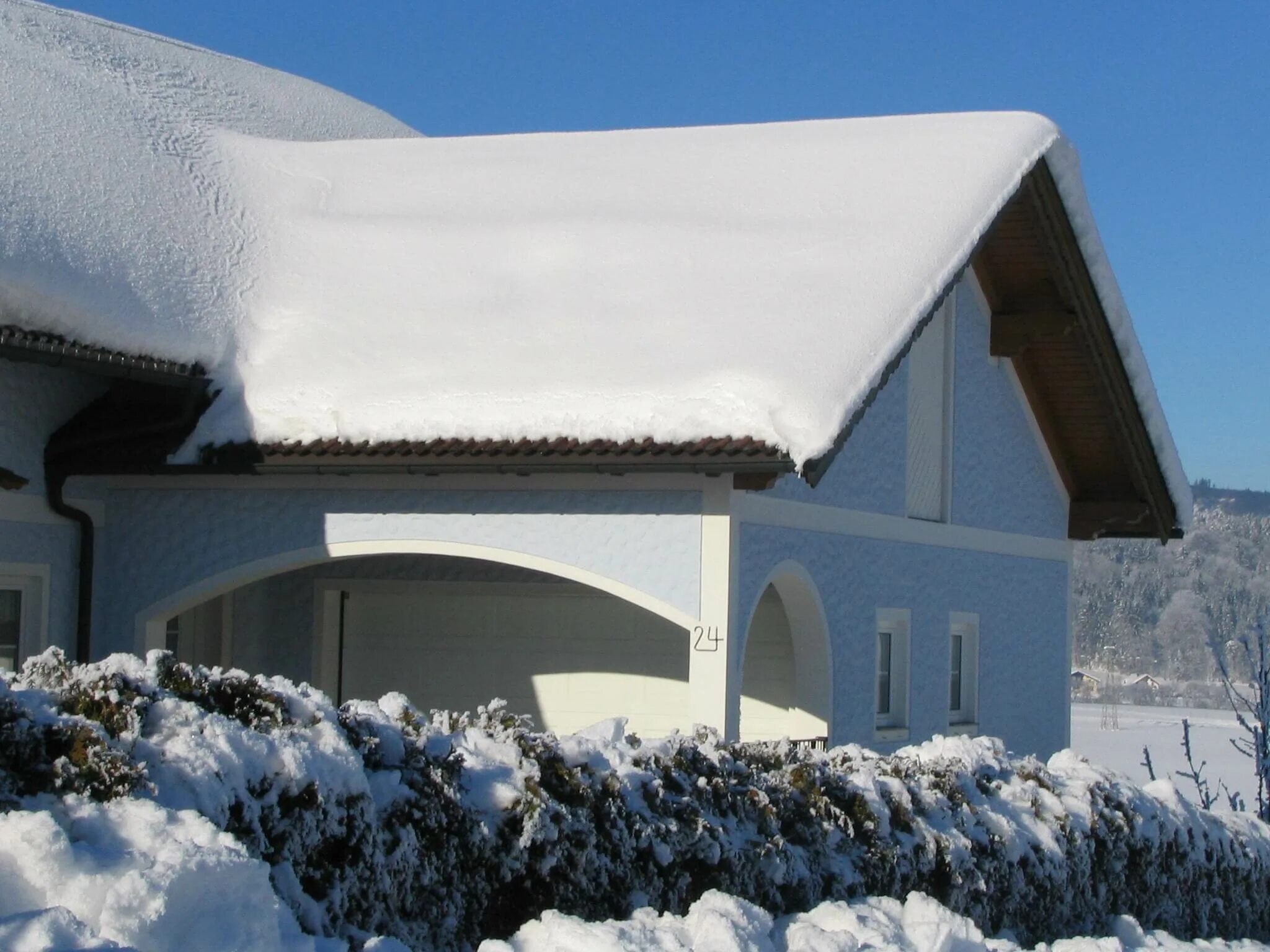 Снежка домики. Дом зимой. Снег на крыше. Заснеженные крыши домов. Крыша дома зимой.