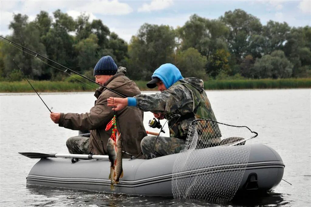 Лодка для рыбалки. Надувная лодка для рыбалки. Рыбалка с лодки ПВХ. Рыбак в лодке. Как слезть с лодки