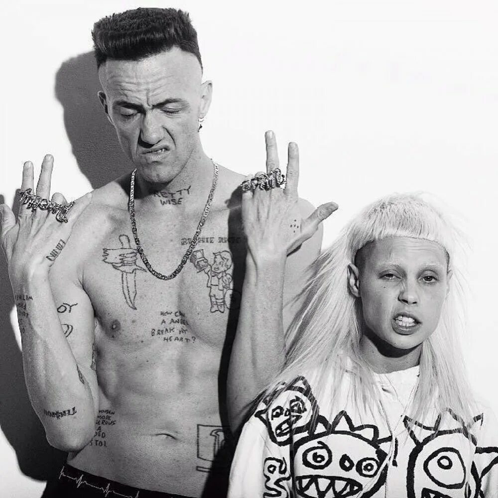 Die antwoord текст. Группа die antwoord. йоланди фиссер группа. ди антвурд в 2025. группа die antwoord 2025.