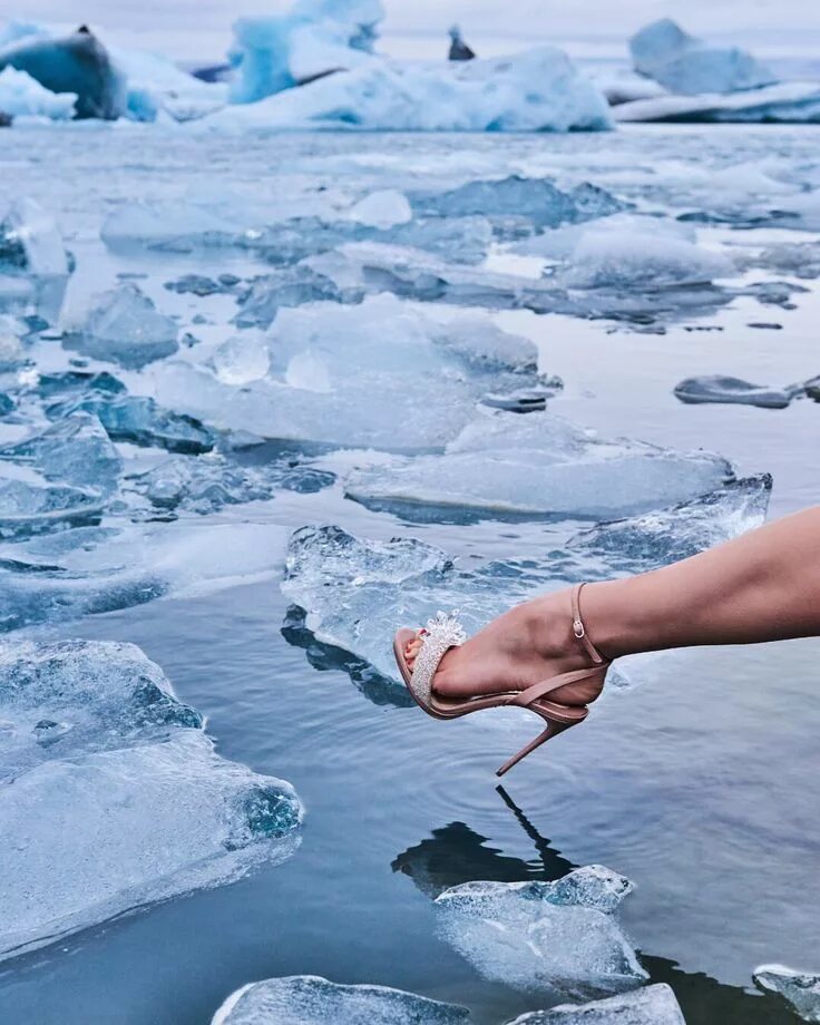 Женщина лед. Каблуки на льду. Девушка во льду. На каблуках по снегу. Wet and cold