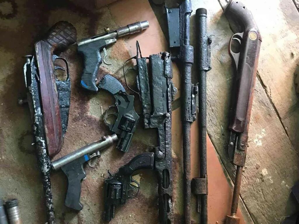 Оружие изъятое у террористов. Конфискованное оружие и боеприпасы. Оружие кустарного производства. Как найти оружейника. Известные русские оружейники.