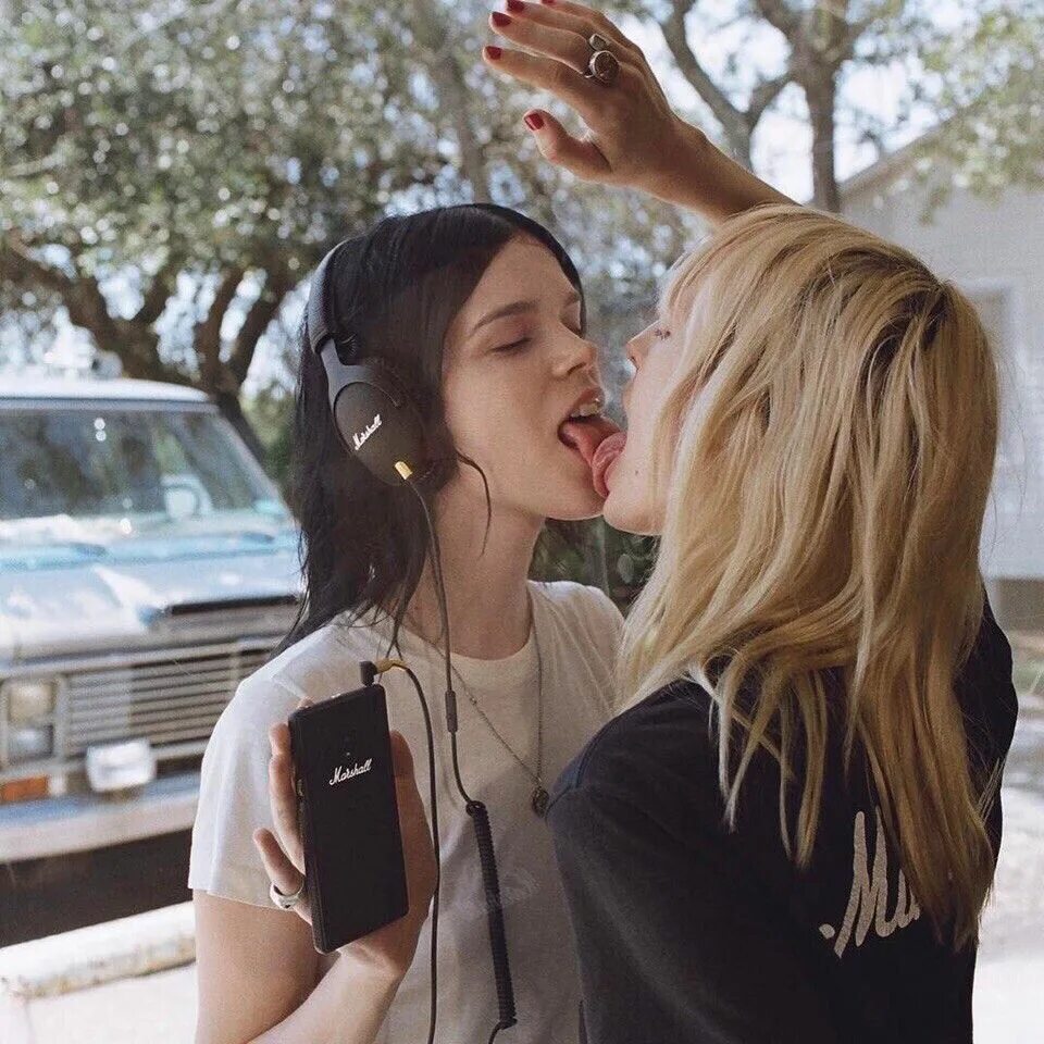 I like kissing. Французский поцелуй двух девушек. ЛГБТ подруги. Две девушки поцелуй Эстетика. Две девушки Эстетика.