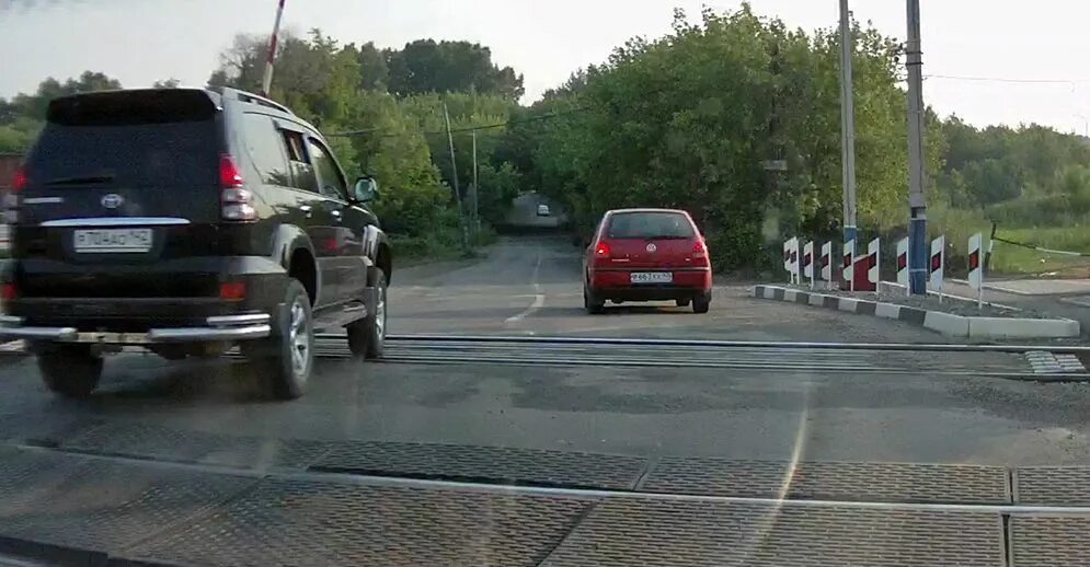 Езда по встречной полосе. Обгон в неположенном месте. Знак обгон запрещен фото. Машина на встречной полосе. Обгон в неположенном месте.