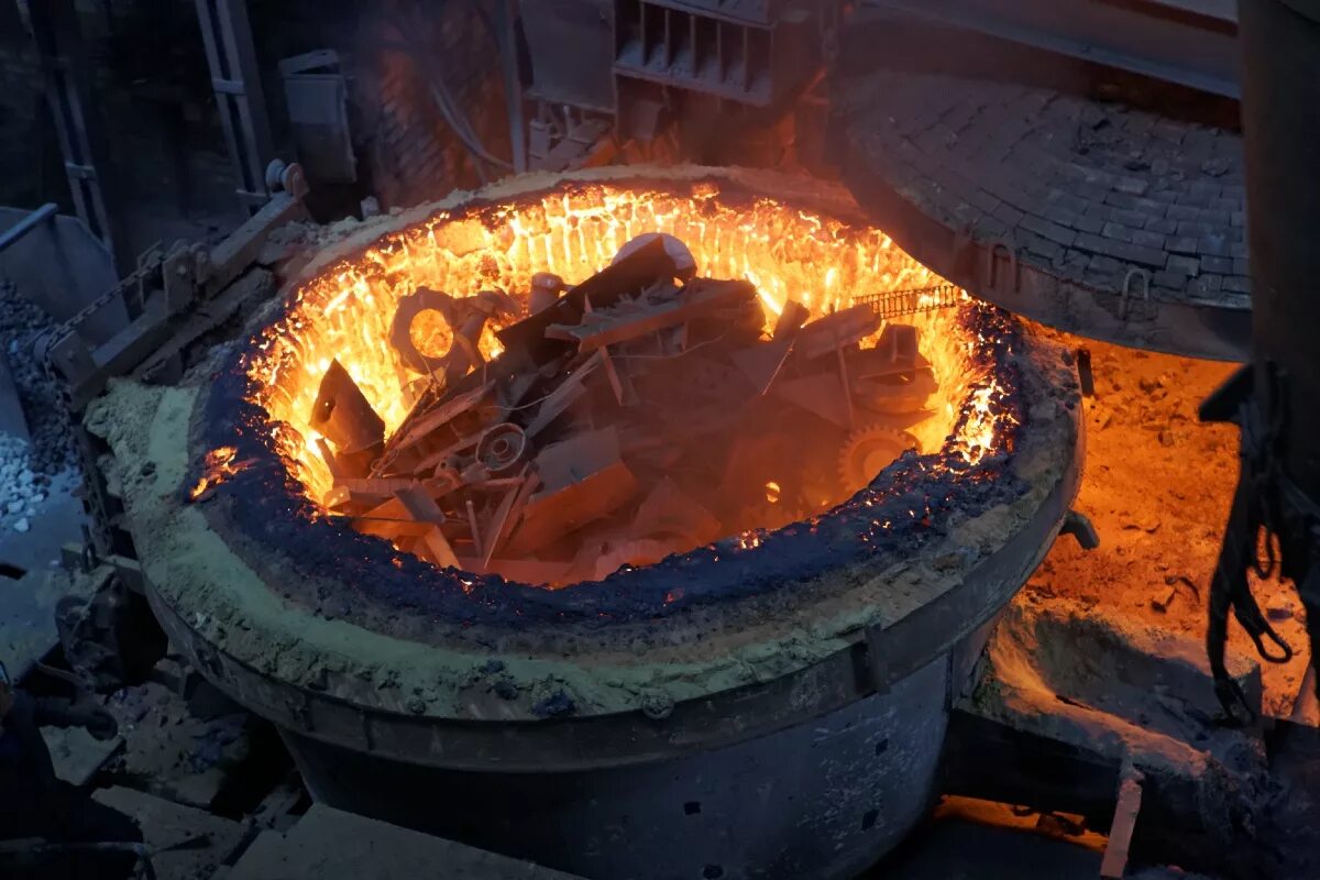 Электродуговая плавильная печь. Промышленная печь для переплавки алюминия. Заводская плавильная печь. Литейный цех дуговая печь.