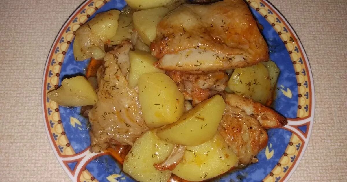 Картошка с курицей на сковороде рецепт. Курица с картошкой. Тушеная картошка с курицей. Окорочка с картошкой. Картофель тушеный с курицей.