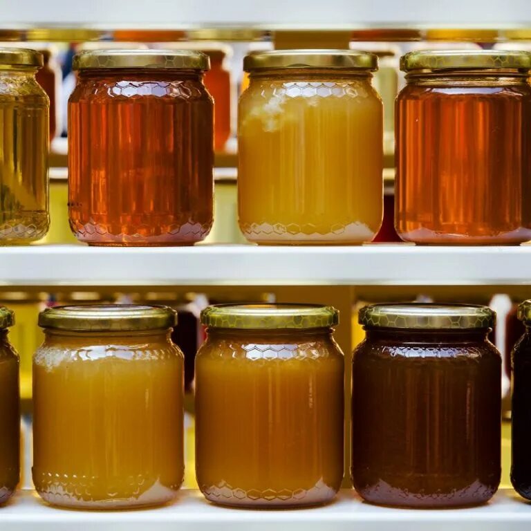 Много меда. Как сделать мёд в бутылке. Хани лайт. Мёд натуральный. Мед в стеклянной банке.