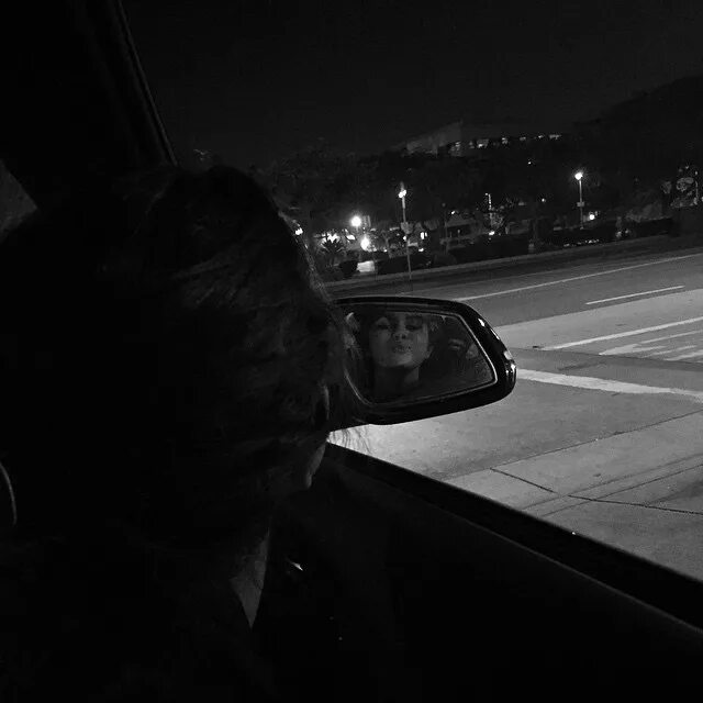 девушка на закате возле машины. девушка возле черной машины. ее лицо грустное море на капоте. ее лицо грустное море на капоте. одиночество девушка.