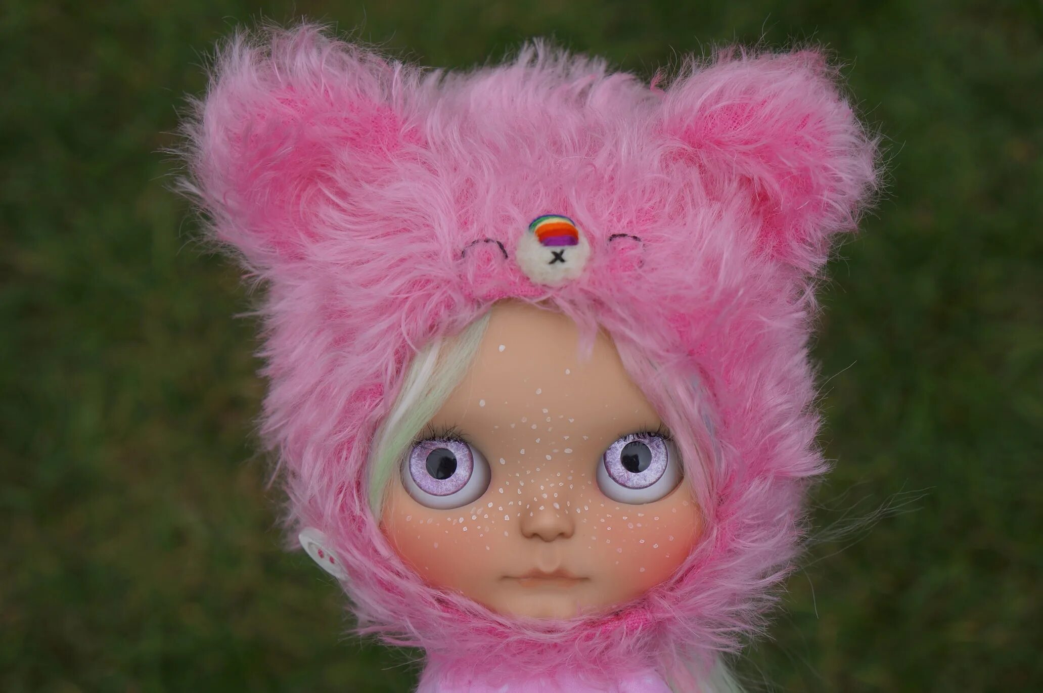 Розовая куколка. Кукла с розовыми волосами. Плюшевая кукла с розовыми волосами. Кукла с розовыми волосами и большими глазами.