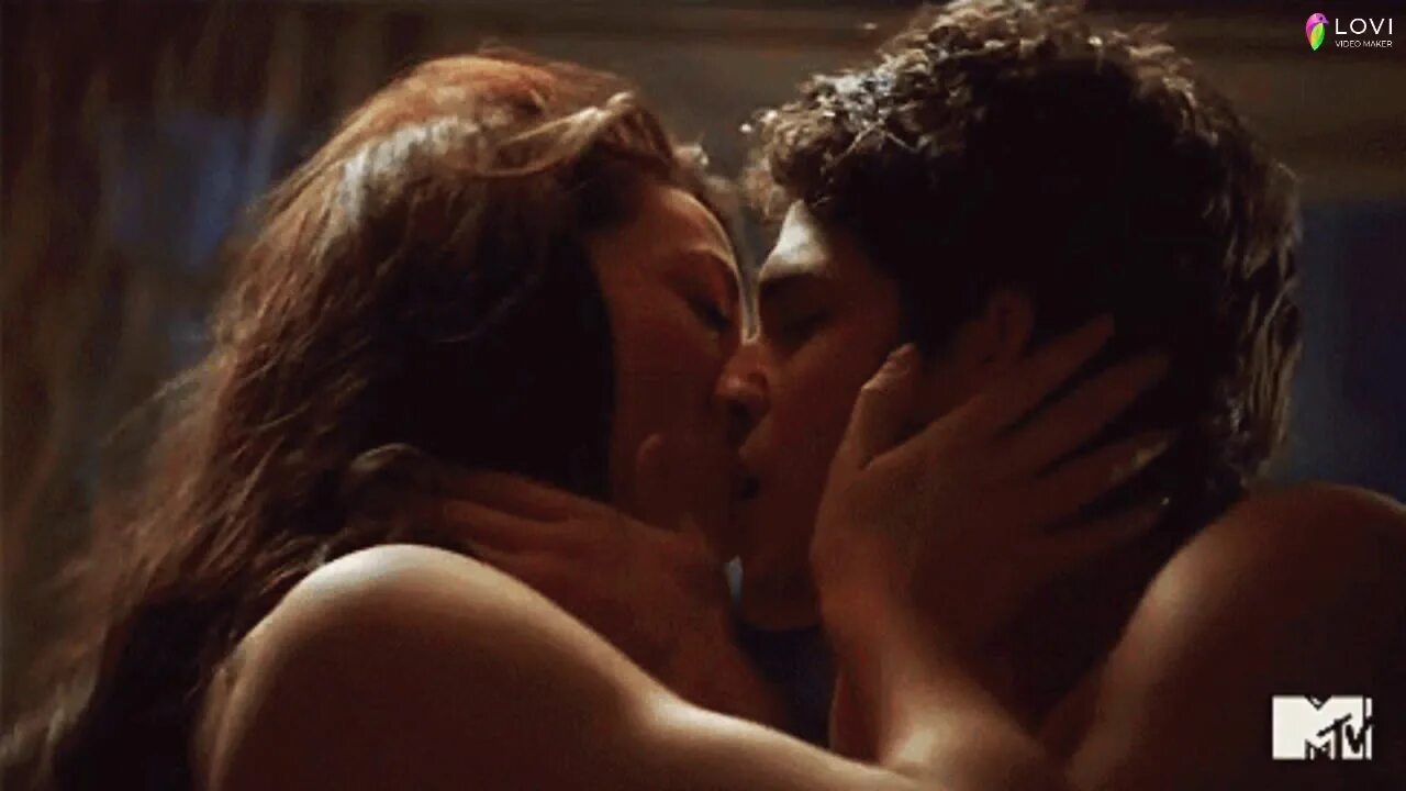 Sensual kissing. Страстный поцелуй. Страстный поцелуй gif. Нежный страстный поцелуй. Поцелуй страсть.
