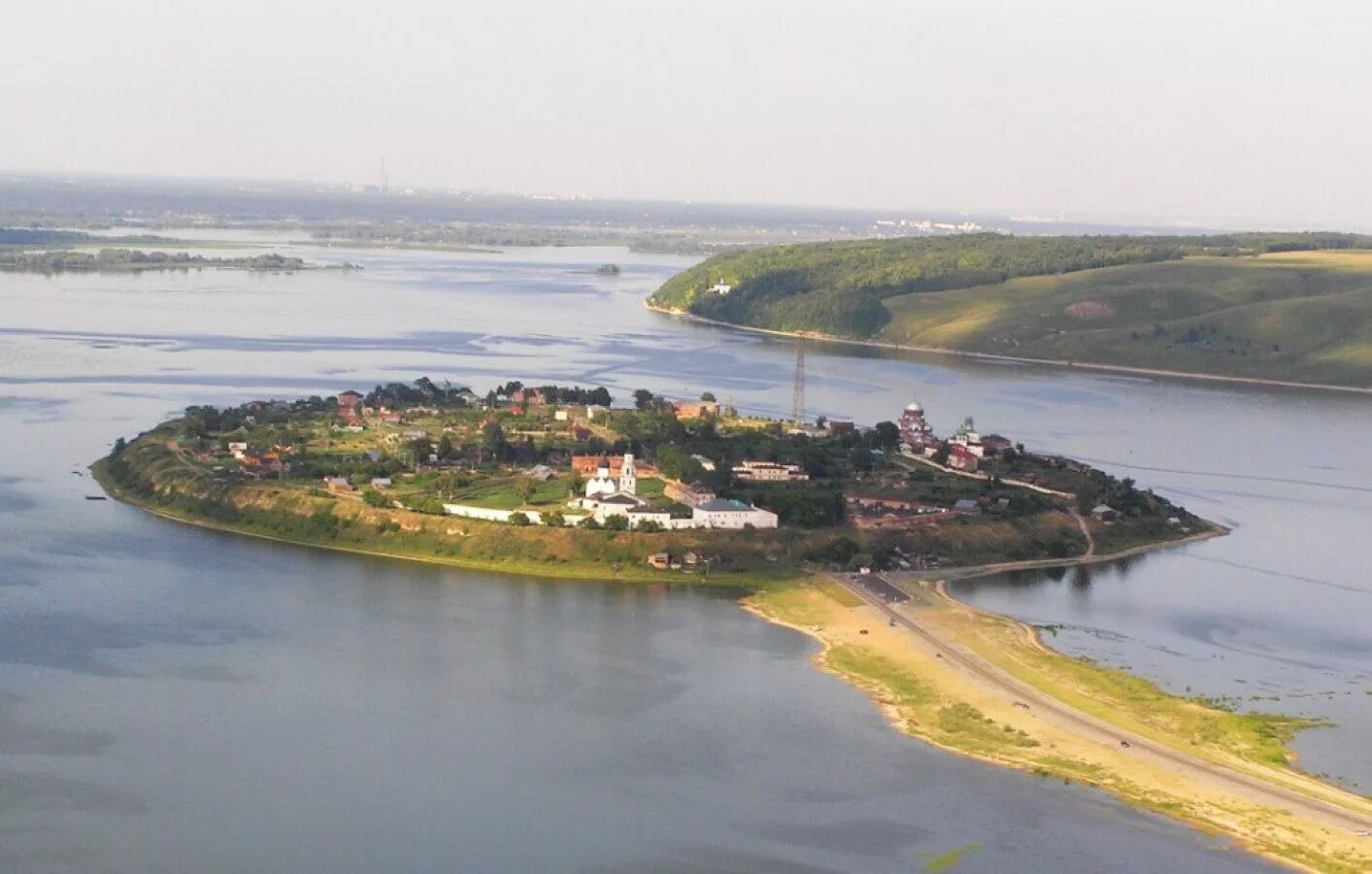 Свияжск река. Остров град Свияжск Татарстан. Свияжск Казань река. Реки у острова Свияжск. Река Волга Свияжск.