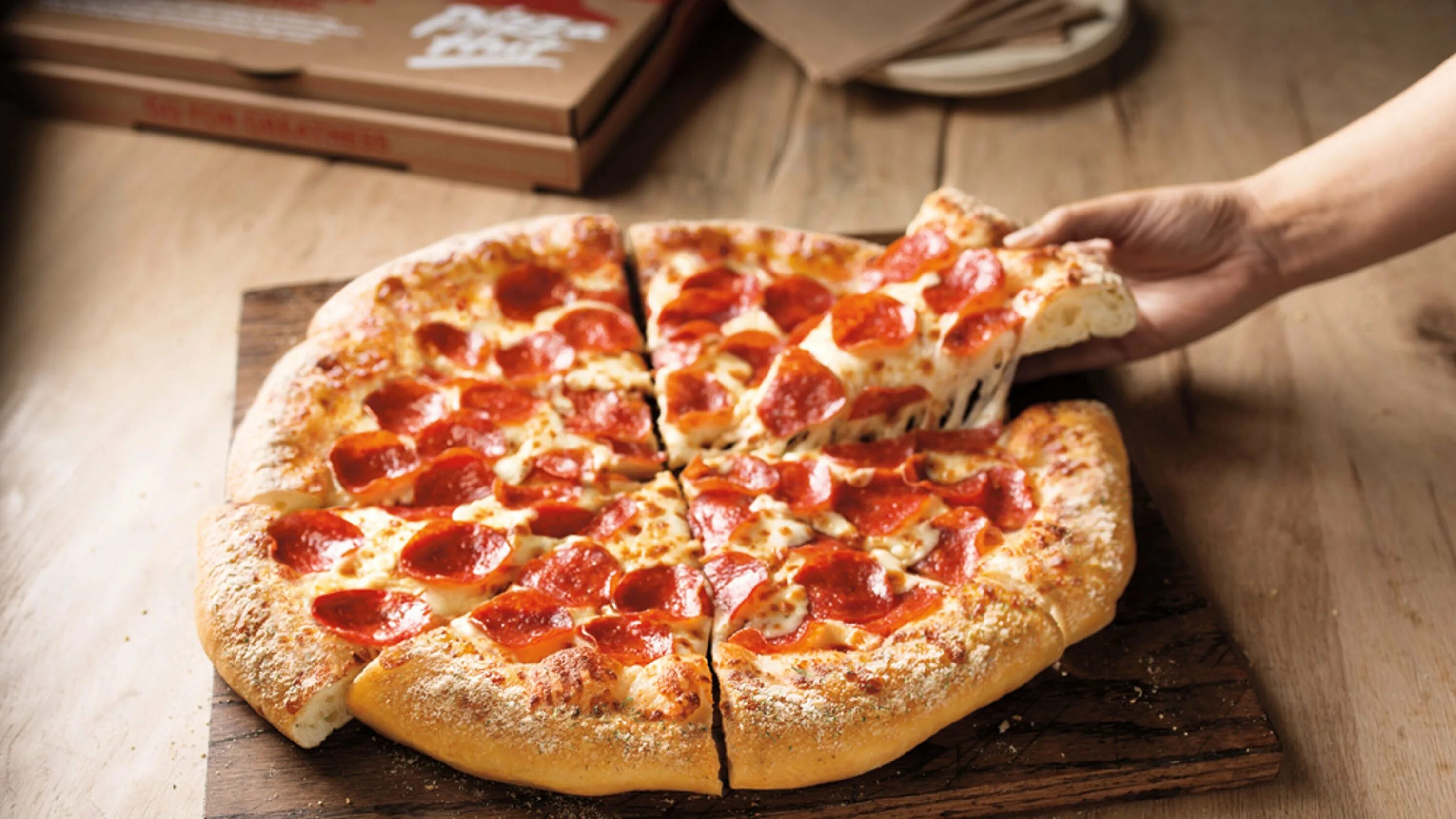 Така пицца. Американская пицца. Пышная пицца. Пицца на пышном тесте. Пицца в Америке.